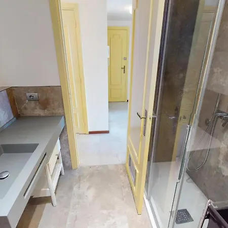 Appartement 9m - Grand Climatise Entierement Renove Face A La Avec Terrasse